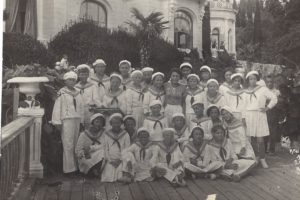 09 - Un gruppo di Pionieri in vacanza ad Artek in Crimea nel 1938 (Anita terza da destra in ultima fila)
