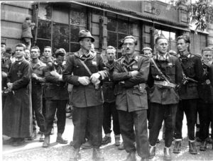 15 - Il Comando delle Brigate Garibaldi nell'aprile 1945 (in prima fila col cappello Vincenzo (Cino) Moscatelli con Eraldo Gastone, Seniga è il secondo da destra)