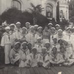 09 –  Un gruppo di Pionieri in vacanza ad Artek in Crimea nel 1938 (Anita terza da destra in ultima fila)