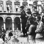 16 – 28 aprile 1945, comizio di Cino Moscatelli in piazza del Duomo a Milano (in seconda fila Luigi Longo, Seniga in basso a destra)