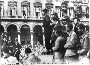 16 - 28 aprile 1945, comizio di Cino Moscatelli in piazza del Duomo a Milano (in seconda fila Luigi Longo, Seniga in basso a destra)
