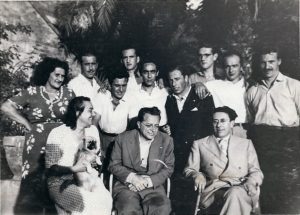 18 - Agosto 1948 Frattocchie. In prima filaTogliatti. Secchia e la moglie Alba. Prima da sinistra in piedi Mira Ronco, mamma di Anita Galliussi.