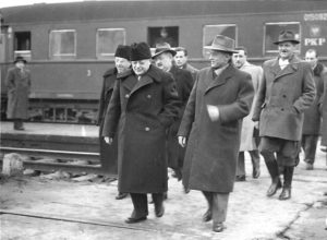 19 - Varsavia 1949 Togliatti, Secchia, dirigenti partito polacco. (Seniga quarto da sinistra)