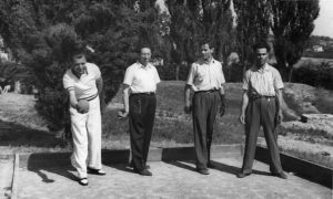21 - Partita a bocce nei primi anni cinquanta. (al centro Pietro Secchia e Giulio Seniga).
