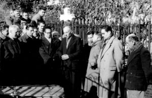 24 - Giulio Seniga e Luciano Raimondi ai funerali di Andrè Marty. Tolosa, novrembre 1956